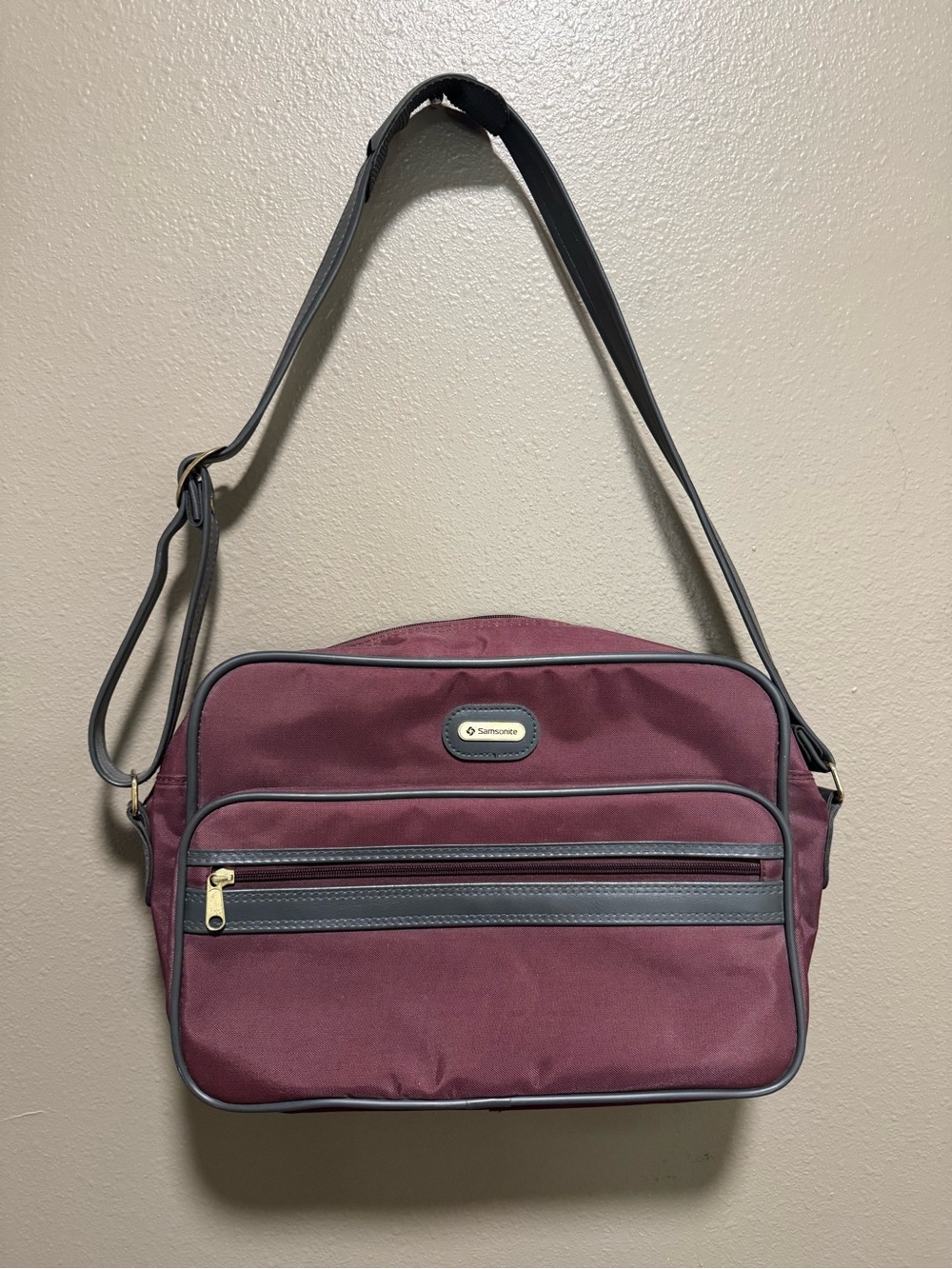 Vintage Samsonite Wine/Burgundy Men's Messenger Bag with Contrast Trim